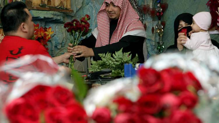 عيد الحب في السعودية.. هدايا ومواعدة والذهب غالي!