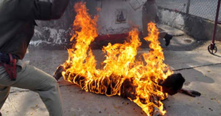 لاعب يحرق زوجته وأطفاله الثلاثة في الشارع