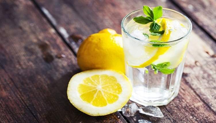 لهذه الفوائد احرص على شرب ماء الليمون على الريق
