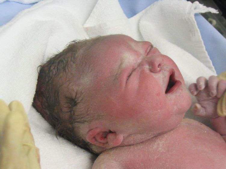 ولادة طفل مصاب بكورونا