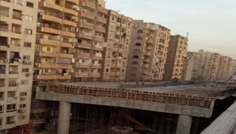 ما حكاية الجسر الملاصق للبنايات السكنية في مصر؟