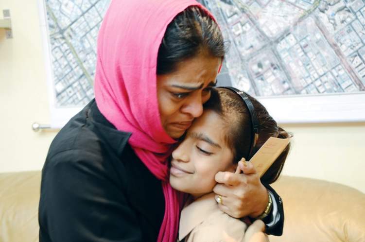 شاهد .. لقاء مبكي بين أم وابنتها في مطار دبي