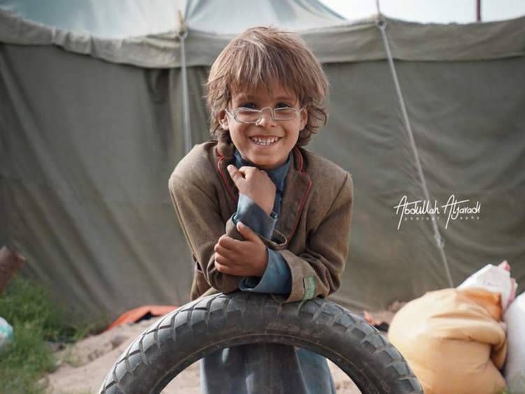 نظارة طفل يمني تشغل مواقع التواصل.. وهذه حكايتها؟