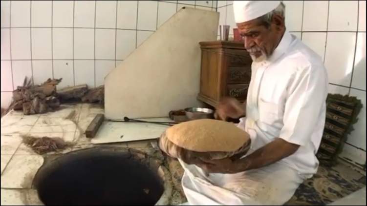 سعوديون يتهافتون على شراء "الخبز الأحمر" في رمضان.. فما قصته؟