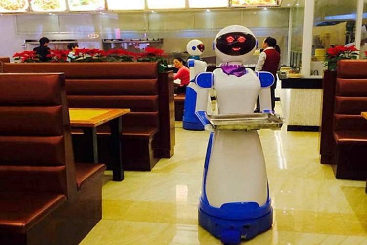 بعد كورونا روبوتات تقدم الطلبات في المطاعم