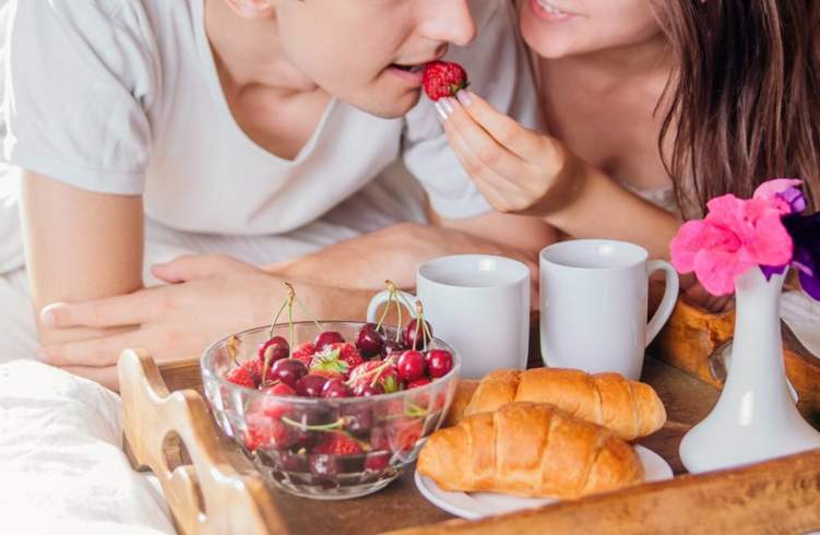 أطعمة لتعزيز الحياة العاطفية بين الزوجين