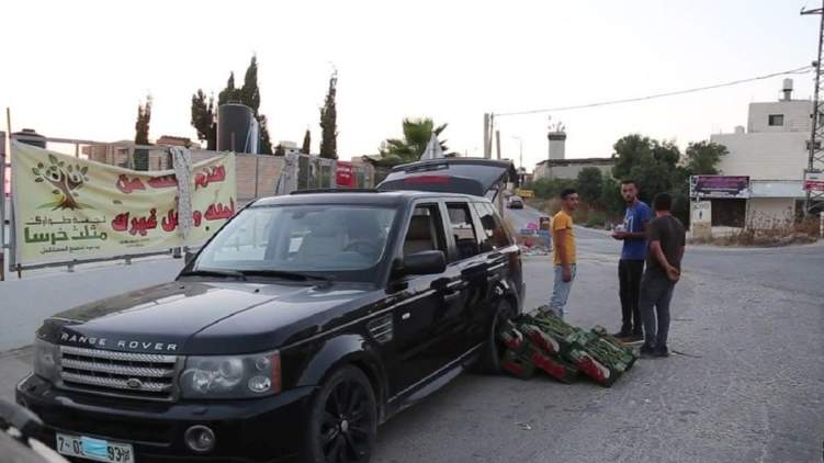 فلسطيني يحول سيارته الفاخرة إلى بسطة على قارعة الطريق