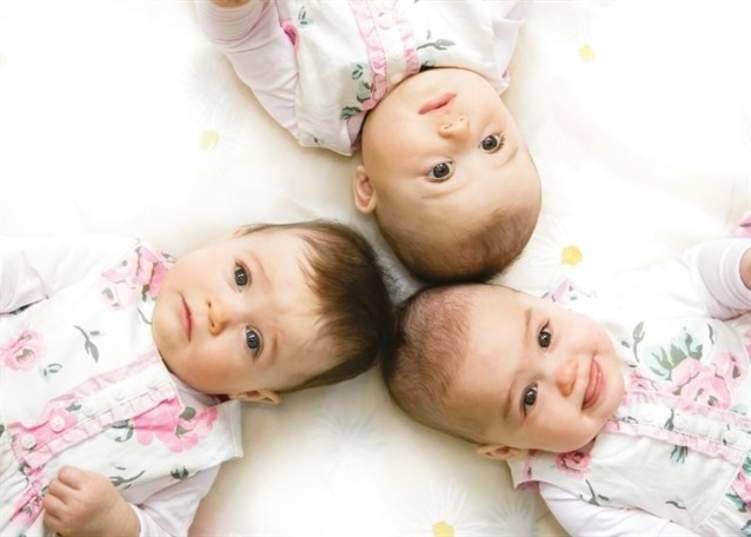 طبيب يولد 3 شقيقات في نفس اليوم
