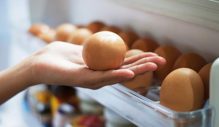 احذر! .. تخزين البيض في باب الثلاجة يسبب كارثة