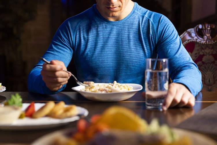دراسة تكشف عن أفضل وقت للأكل وحرق الدهون معاً