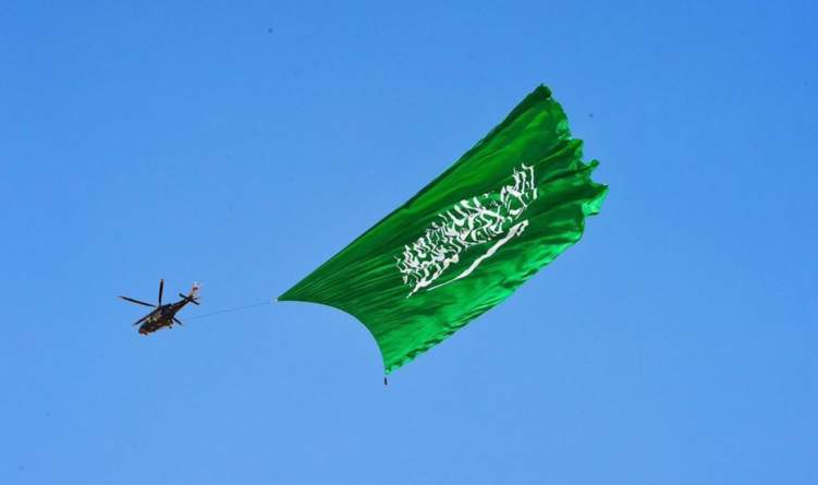 شاهد أكبر علم سعودي يرفرف في سماء البلاد