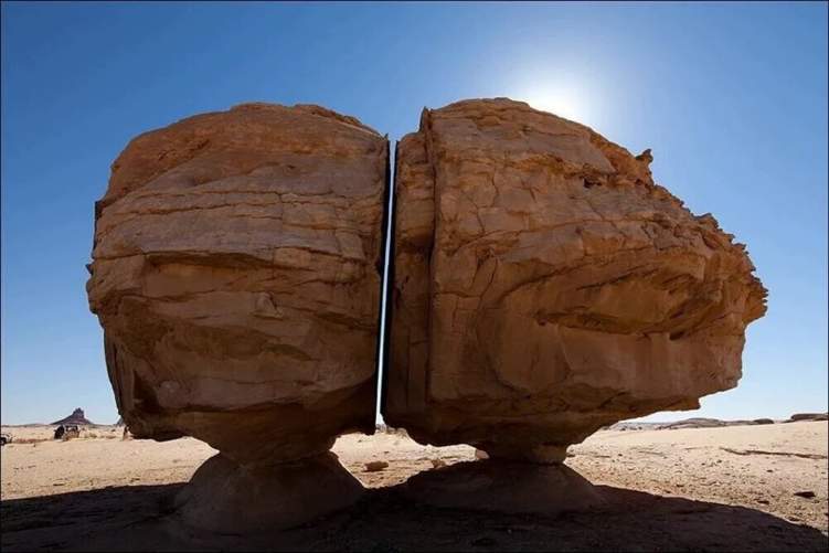 ما قصة "صخرة تيماء المشطورة" في السعودية؟
