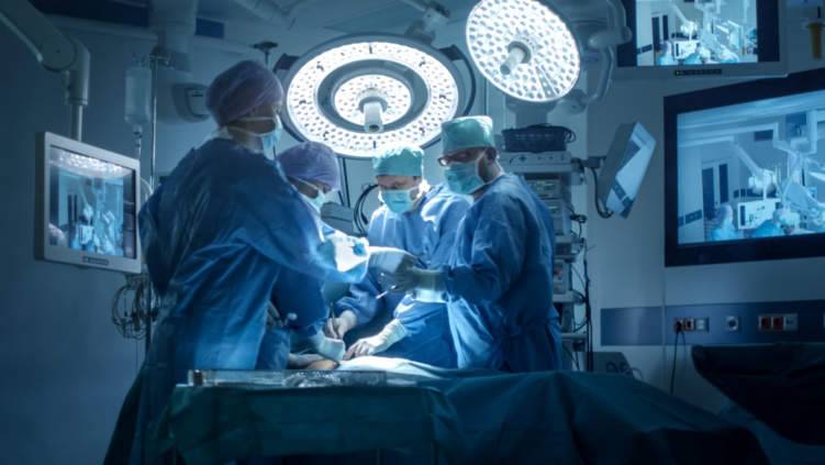 فتاة سعودية تصدم الأطباء في غرفة العمليات