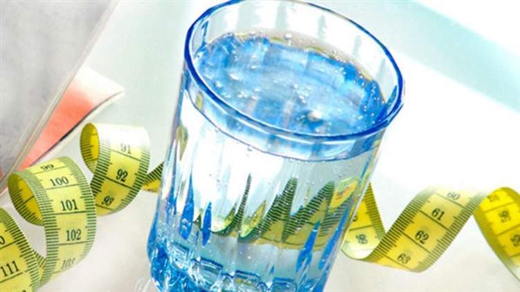 دراسة علمية: شرب الماء يكافح السمنة والسكري