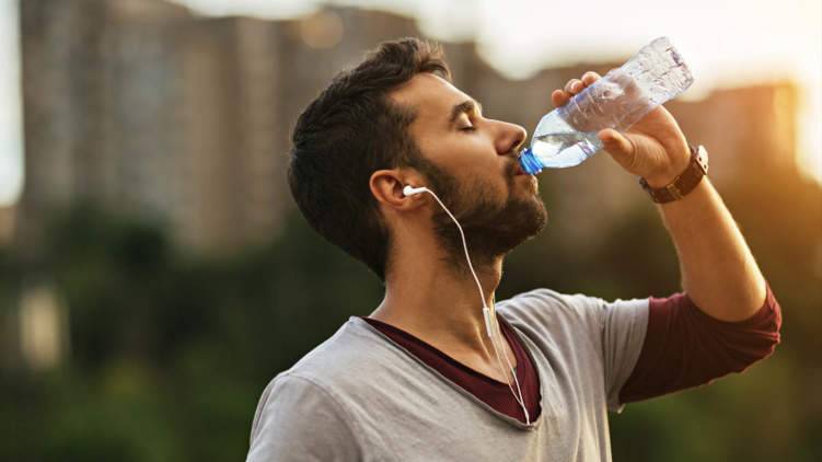 ما العلاقة بين شرب الماء وهرمون السعادة؟