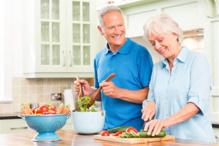 ماذا تأكل بعد سن الـ 60؟ توصيات غذائية مفيدة