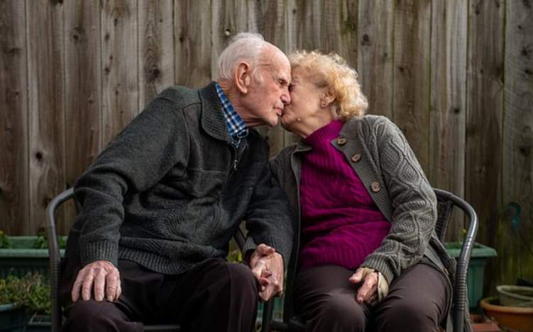 زوجان يحتفلان بعيد زواجهما الـ 80.. الأطول في تاريخ بريطانيا