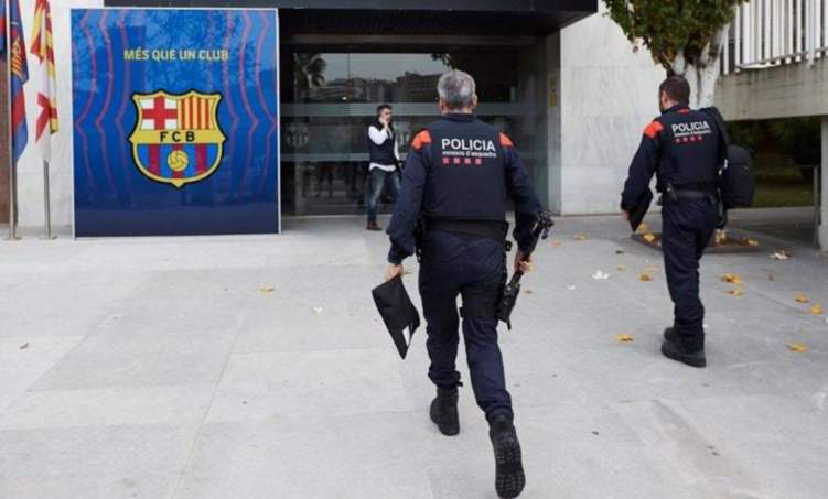 الشرطة تداهم نادي برشلونة.. ما الحكاية؟
