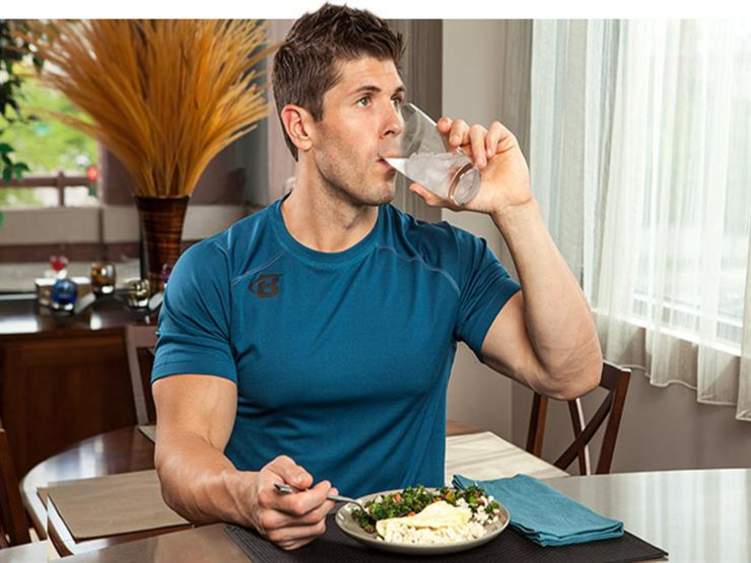 هل شرب الماء أثناء تناول الطعام يسبب السمنة؟