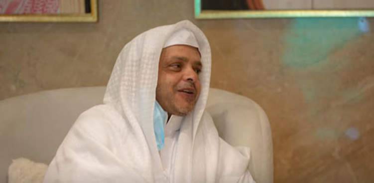هنيدي بالشماغ السعودي أثناء زيارته لمتحف السيرة النبوية