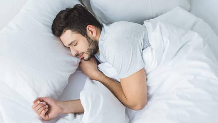 النوم في السرير لوحدك.. 5 فوائد ستدهشك!
