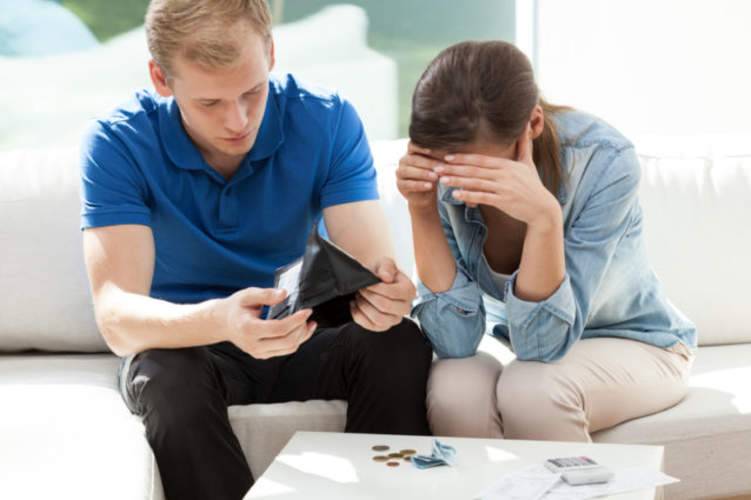 كيف تتجاوز المشاكل المالية مع زوجتك؟
