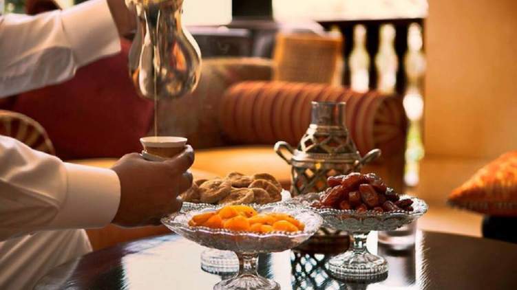 دبي تقدم الطعام علناً في نهار رمضان وصلاة التراويح 15 دقيقة في الكويت