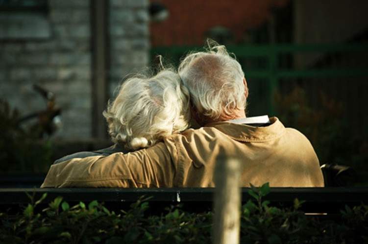 الحب أقوى من الزهايمر.. مسنان يهربان من دار الرعاية بحيلة ذكية