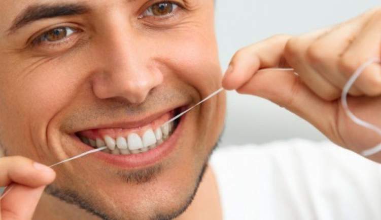إليك أفضل الطرق لتنظيف الفراغات بين الأسنان