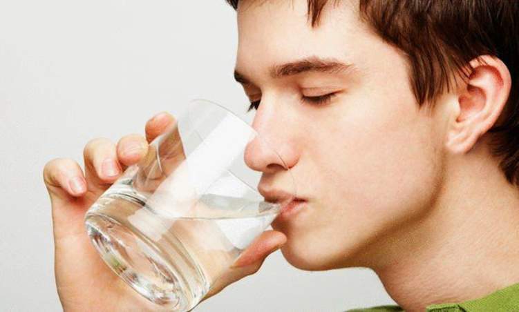 شرب الماء قبل النوم.. لخسارة الوزن وتحسين المزاج