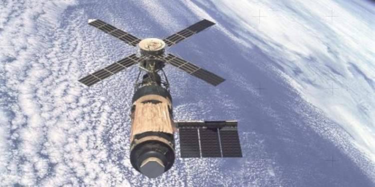 أول قمر صناعي خشبي يستعد لغزو الفضاء