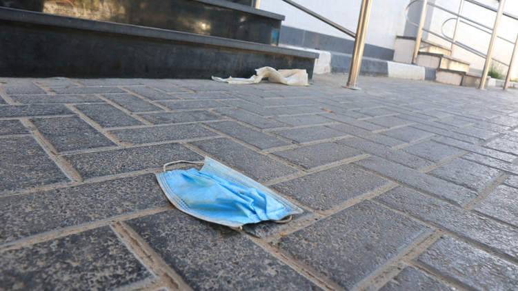 أبوظبي: عقوبة باهضة لمن يلقون الكمامة في الشارع