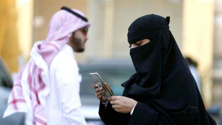 الحبس لسعودية شتمت طليقها عبر "الواتساب"!