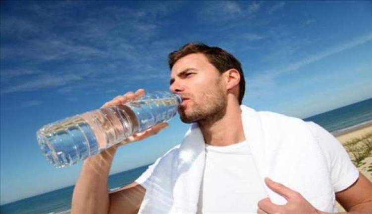 ماذا سيحدث لجسمك إذا شربت القليل من الماء في الجو الحار؟