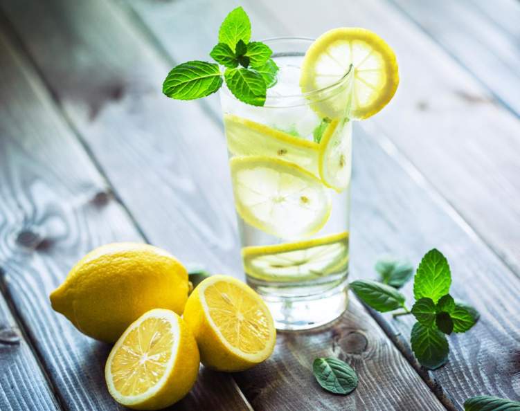 ماذا سيحدث لجسمك إذا شربت الماء مع الليمون؟