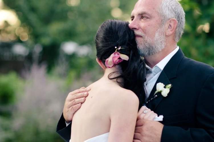 كيف يتعامل الآباء مع مشاعر فراق بناتهم في ليلة الزفاف؟