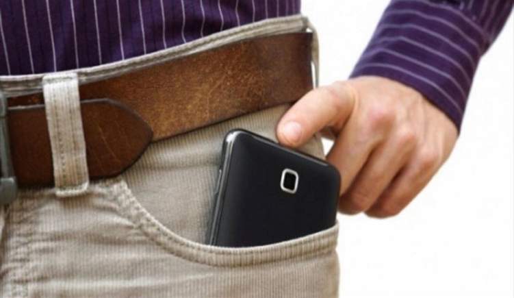 دراسة: وضع الموبايل في جيب البنطلون يدمر الحيوانات المنوية