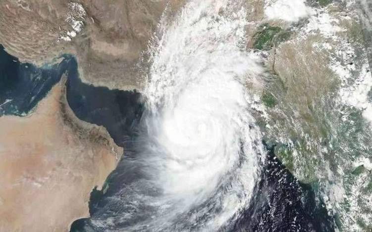 تحذير لسكان الإمارات بشأن إعصار شاهين