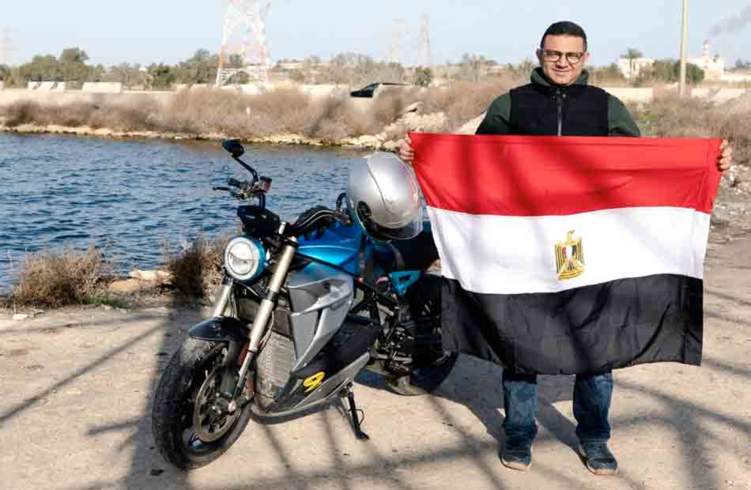 مصري يقود دراجته 24 ساعة متواصلة.. لهذا السبب!