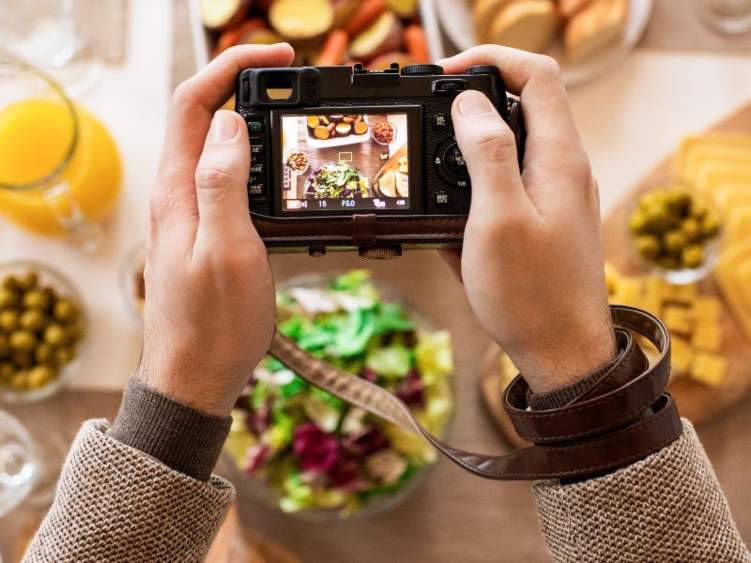 دراسة: مشاركة صور الطعام على السوشيال يزيد من محيط الخصر