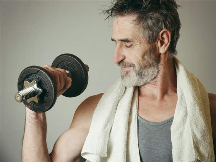 كيف تحافظ على قوتك العضلية في منتصف العمر؟ إليك أهم التمارين