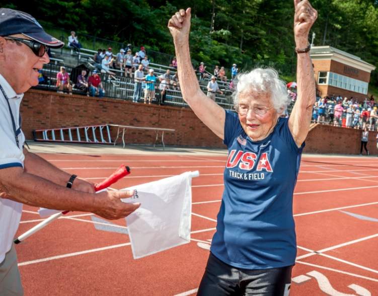 تبلغ 105 عاماً وتحقق رقماً قياسياً في رياضة الجري