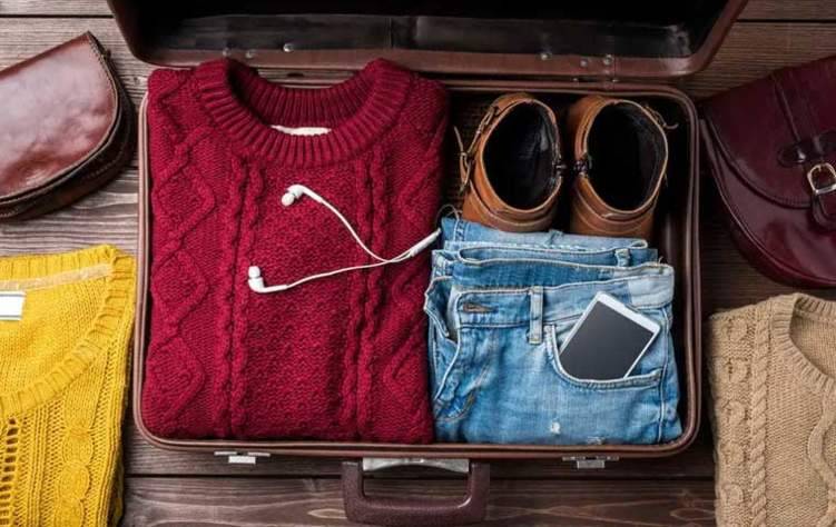 كيفية تعبئة الملابس الضخمة والأمتعة في حقيبة السفر الشتوية
