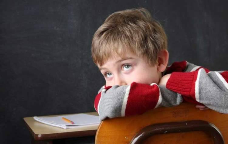 10 أسباب قد تجعل طفلك لا يملك دافع الدراسة