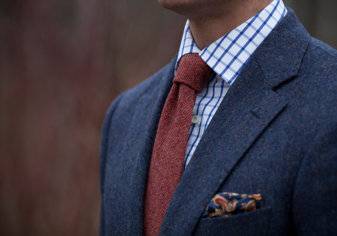 كيف تختار ربطة العنق ومنديل الجيب الأكثر شياكة؟