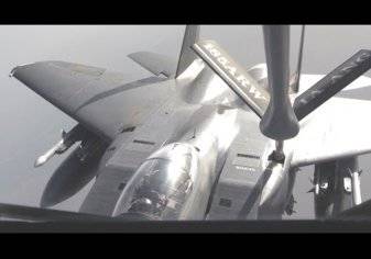 هكذا  يتم تزويد الطائرة المقاتلة F16 بالوقود في الهواء