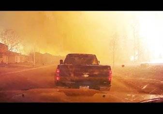 ألسنة اللهب تطارد قائدي السيارات في اقليم ألبرنا بكندا بفعل حرائق الغابات