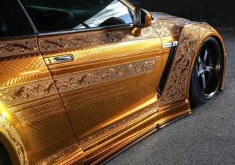 نيسان GTR R35 الذهبية .. خاطفة الانظار في أوتوميكانيكا دبي والثمن باهظ للغاية