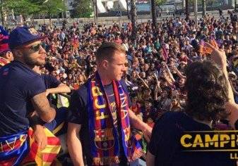 بالصور.. لاعبو برشلونة يحتفلون بـ "الليجا" مع الجماهير في الشوارع