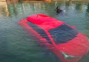 تعليمات الجي بي اس تقود فتاة الي الغوص في بحيرة بسيارتها